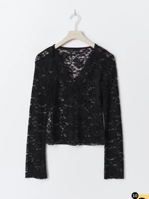 Svart spetsblus med v-ringning - Säljer en svart långärmad blus i spets med v-ringning. Blusen är genombruten och har en feminin, elegant look. Perfekt att styla med både jeans och kostymbyxor för en trendig outfit.