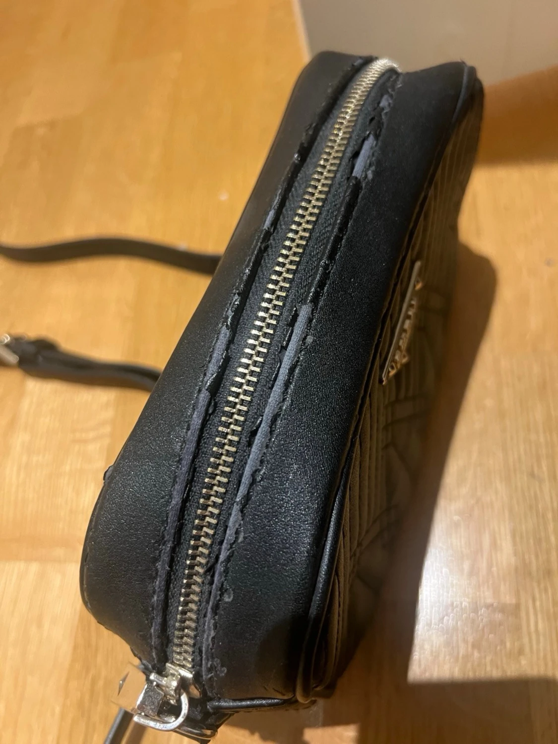 Svart quiltad handväska från Guess - 3