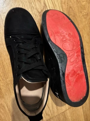 Christian loubutins - begagnad och har vissa problem, det är därför den har ett lågt pris men överlag bra