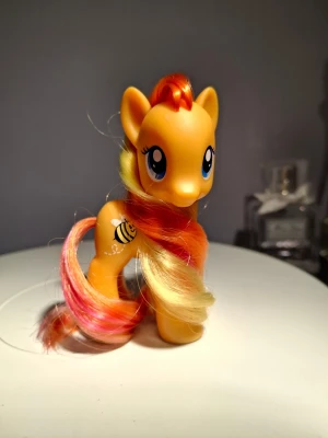 My little pony honeybuzz - Väldigt eftertraktad samlar figur i perfekt kondition, endast ägd av samlare och vart säkert förvarad. Kolla in fler mlps på min profil. Har du en fråga? Jag är samlare🦄 