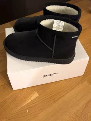 Svarta uggs - Svarta uggs helt nya med kartongen