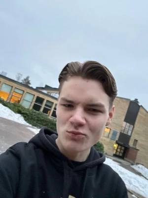 (Oskuld)Svart hoodie med huva - Oskyldig Lucas 