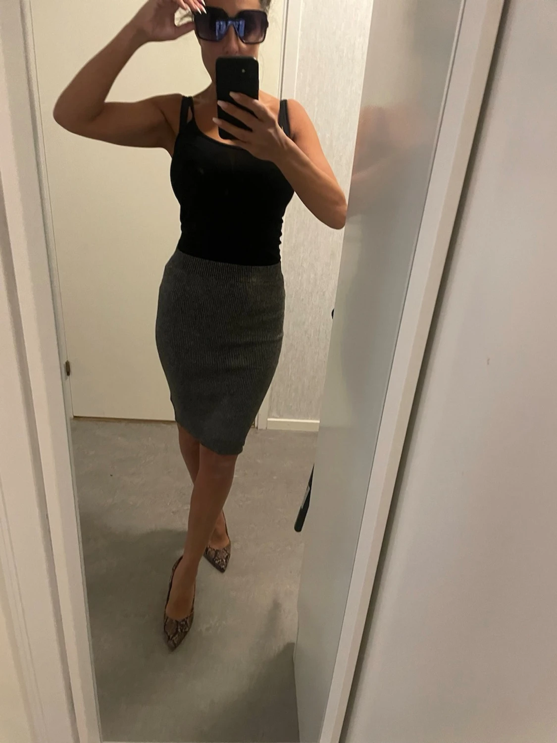 Grå ribbad pennkjol i stickat material - 2