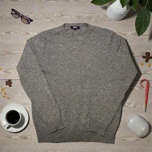 100% Kashmirtröja från Stenströms - Mjuk och stilren grå tröja från Ströms i 100 % kashmir 🩶 Märke: Stenströms Pris: 1299 kr Storlek: M Skick: Mycket bra skickMått: 	•	Bredd (axel till axel): 48 cm 	•	Längd (botten till topp): 67 cm.                  Övrigt: 	•	Sitter tajt på mig och är tyvärr för liten, därför inga bilder med den på 	•	Artikeln säljs inte längre – den lilla taggen markerar detta 🙌 	•	Frågor och erbjudanden: Kontakta mig 	•	Erbjudande: Spara upp till 20 % vid köp av flera produkter