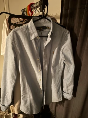 Ljusblå skjorta från Ralph Lauren - Tjena jag säljer nu min ljusblå polo Ralph lauren skjorta just för den är för liten för mig, storleken är slimfit och xs, köpte för 1300 kr, har använt en gång så skicket är som nytt. Mitt pris är 900 men kan diskuteras självklart, är du intresserad så är de bara höra av sig🙌🏼