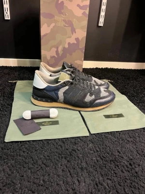 Valentino Rockrunners - Säljer nu mina schyssta Valentino Rockrunners i storlek 44! Väldigt gott skick, allt og såsom låda, dustbag, skosnören, visitkort följer med. Otroligt sköna men även stilrena!🤩 ✅Fint skick, 9,5/10! 🤩 ✅Storlek 44🙌 ✅Allt OG följer med💯 ✅Nypris: 5999kr!🔥 ✅Fraktar alltid inom 24h!⏱️ Vid snabb affär är priset diskuterbart! 