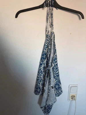 Blåvit topp ifrån shein - Köpt ifrån shein aldrig använd dock är lapparna avklippta Stl L