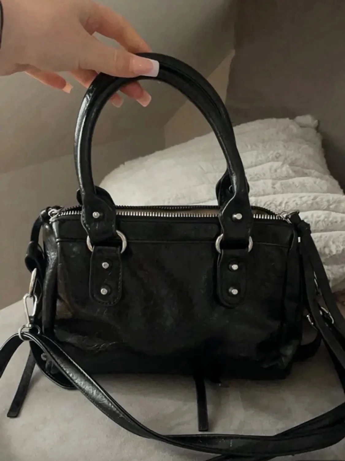 Svart handväska med dragkedja - 1