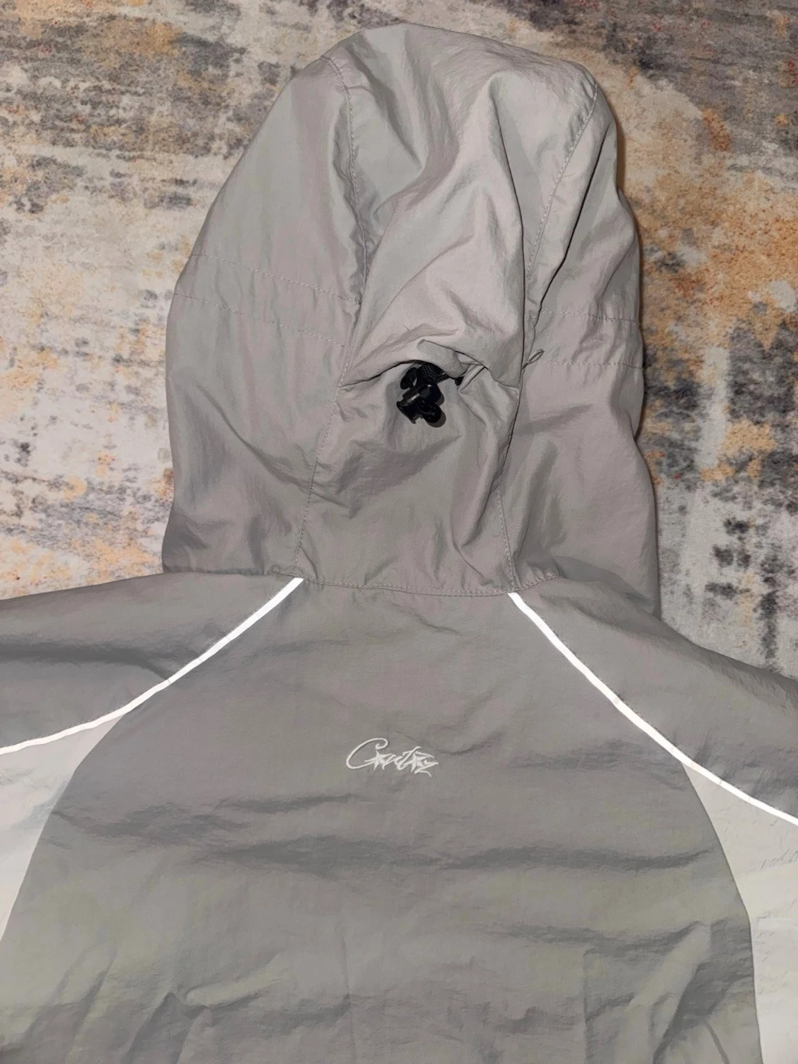 Grå Corteiz vindjacka med huva - 3