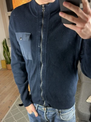 Stickad zip tröja/kofta  - Simpel och väldigt snygg. Mått A:52 B:49 C: 34 D: 61 (cm) Skriv vid fundering. Storlek M/L 🙏