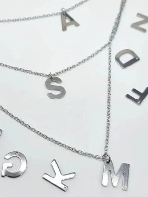 Halsband-bokstäver  - Handgjort  halsband med bokstäver 🖤Följ :@ekjewelryofficial🤲  🔗⛓️Material- rostfritt stål. Längd: 45-50cm. Bokstäver-1cm