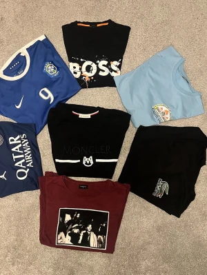 T-shirt dump  - Fina T-shirts som ja säljer billigt då ja behöver bli av med dom. Limitato storlek xl - casa blanca stolek xl - Lacoste stolek L - båda fotbollströjorna stolek L - boss stolek m.           Alla är i nyskick / mycket bra skick. Skriv för fler bilder eller frågor.