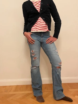 Ascoola ljusblå slitna bootcut jeans!💕 - Sjukt snygga ljusblå jeans med bootcut-modell och slitna detaljer på både fram och på backfickan!💕