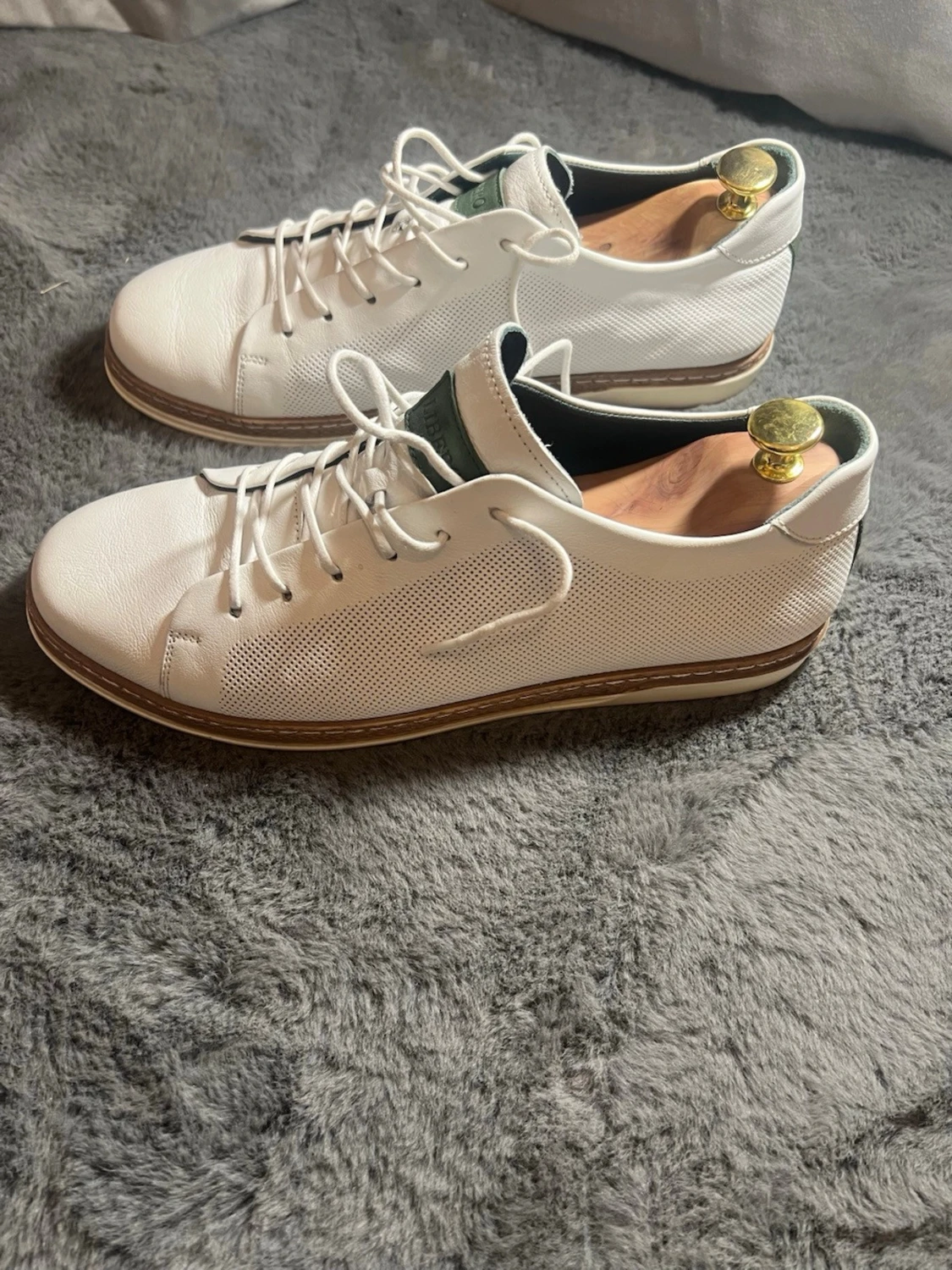 Vita sneakers med gröna detaljer