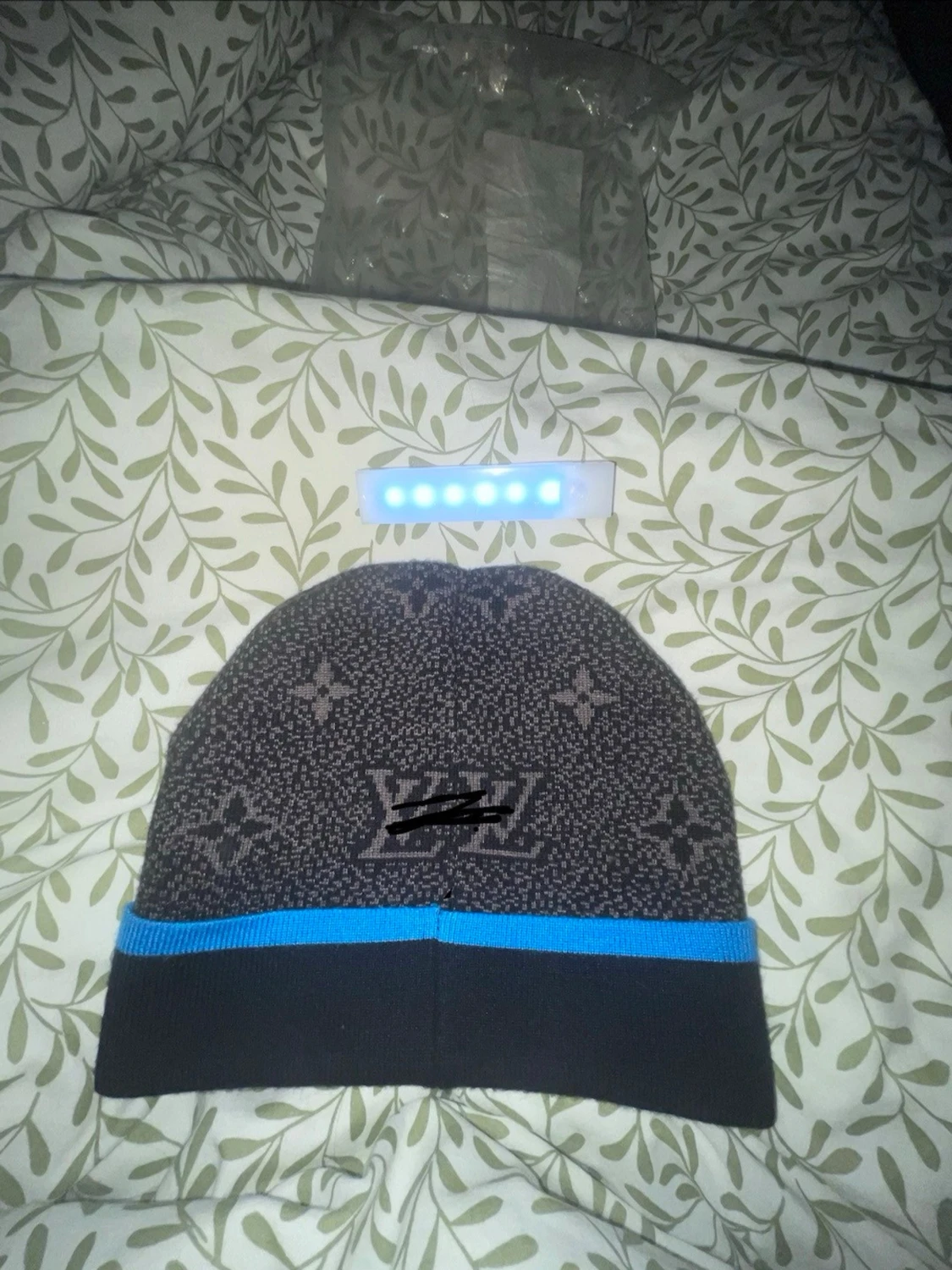 Mörkgrå mössa med blå kant - 3