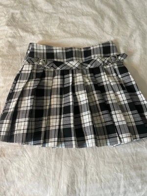 Zara kjol  - Säljer en svartvit rutig kjol från zara i strl barn 140. Använd några enstaka ggr men inte mycket.