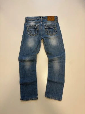 Dolce & Gabbana jeans - Vintage blås Dolce & Gabbana jeans archive //  Mycket bra skick //  Straight fit //  Mått  Midja bredd 42cm  Längd 101cm Innerben längd 75cm  Lårvidd 28cm  Benöppning 19cm  Skriv vid minsta fråga eller fundering🤝