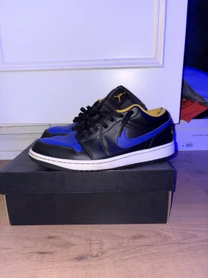 Nike Jordan 1 Low - Tjeneritz, säljer dessa Nike Jordan 1 Low då dem inte används längre. Dem är i bra skick för att vara 1 år gamla och har minimalt slitage, dem inköptes på Zalando. Dem är i storlek 44 (eu) 
