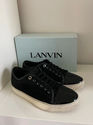 Svarta Lanvin Cap toe  - Säljer nu dessa Svarta lanvin cap toe i uk 7 som motsvarar 41 men sitter mer som 42, skriv för fler bilder/frågor🙌🏼