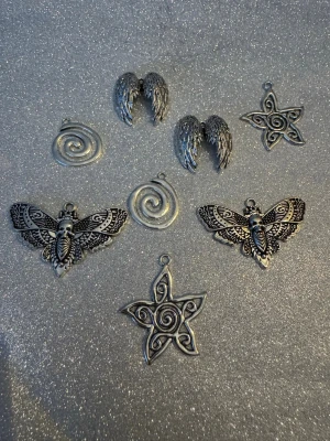 Berlocker - 4st favoriter , 2st av varje . För smyckestillverkning 