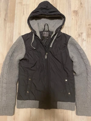 Grå stickad cardigan - Otroligt snygg grå stickad cardigan/jacka. Perfekt till kallare väder. Priset kan såklart diksuteras