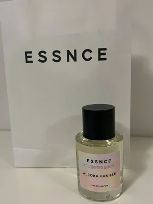 ESSNCE Aurora Vanille Eau de Parfum - Aurora Vanille från ESSNCE är en Eau de Parfum med en söt och mjuk doft av vanilj. Perfekt för dig som gillar varma, krämiga dofter med en touch av elegans. Parfymen är ny och endast prov sprayad en gång💕
