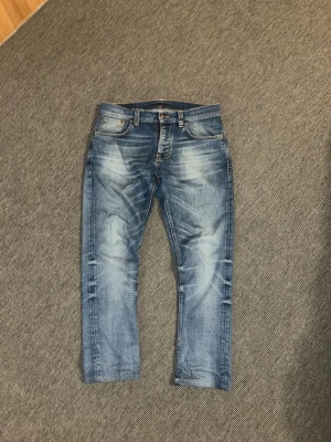 Blå jeans från Nudie Jeans - Snygga blå jeans från Nudie Jeans. Jeansen är i modellen Grim Tim. Perfekta för en avslappnad och trendig luck. Dom är lite uppsydda. Priset kan diskuteras.