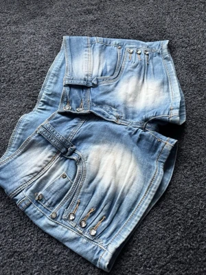 Jeansshorts - Skit coola lowaist jeansshorts. 💋 Midjemått= 36+stretch gylf= 17cm !