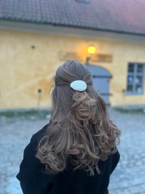 Vit hårklämma med spetsdetaljer - Snödroppe❄️🤍Säljer en ovalformad hårklämma i vit färg med fina spetsdetaljer. Perfekt för att ge frisyren en romantisk och elegant touch. Klämman är lätt att använda och håller håret på plats hela dagen. VIKTIGT! Våra Hårklämmor är handgjorda på återanvändt material och därför är alla former inte exakt likadana, utan alla är lite unika vilket kan vara charmigt och miljövänligt💞