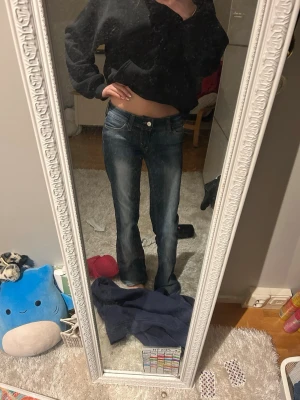 Mörka bootcut jeans - Säljer ett par snygga mörkblå bootcut och low waist jeans från Cheap Monday. Storlek:28/32