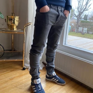Gråa J.Lindeberg Jeans - Nu säljs asfeta J.Lindeberg jeans i modell: Jay~ Slim fit | Modellen är 178cm & väger 70kg, skulle passa någon större | Nypris är 1500kr, mitt är 449kr | Skriv gärna vid fundering 💭 