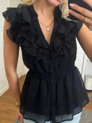 svart volangblus  - jättesnygg svart volangblus från h&m💕