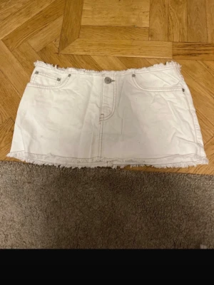 pull&bear vit kort jeanskjol - Såå snygg och helt slutsåld!! Storlek 38!