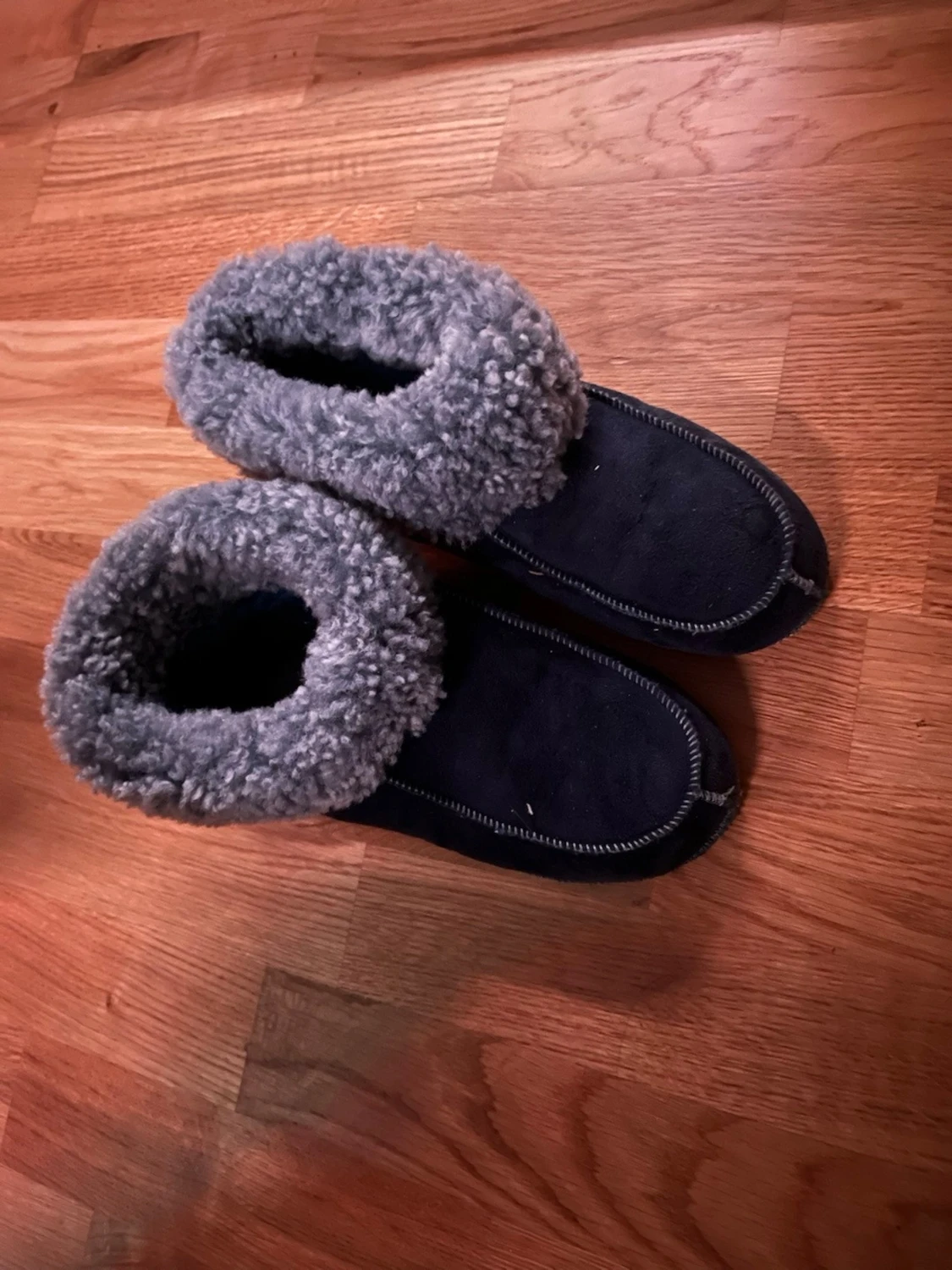 Mörkblå tofflor med grått foder - 1