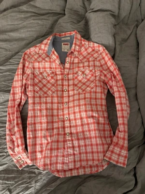 Vintage Skjorta från Levis  - Sjuk snygg vintage skjorta från Levis, i ny skick. Storlek Xs, passar dig mellan 165-175