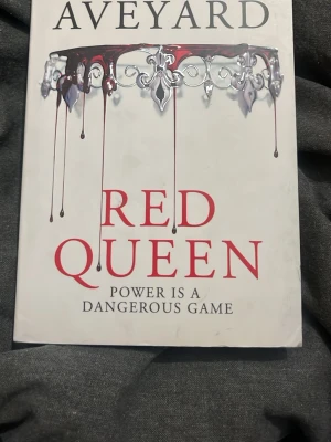 Red Queen av Victoria Aveyard - eng text