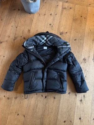 Burberry jacka vest - Ny använd 5 gånger. Kan ta av armarna och bli en väst. Storlek M men skulle säga S/M