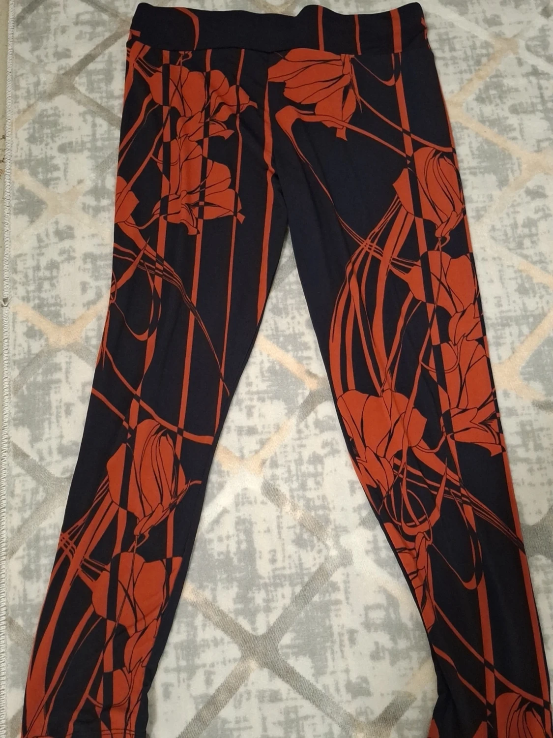 Svarta leggings med röd blommig print - 2