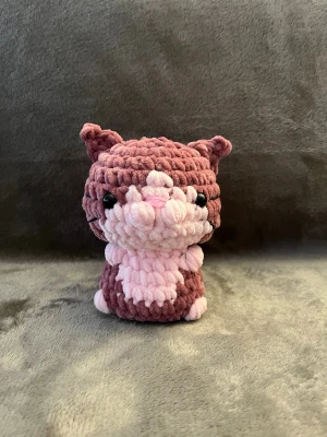 Virkad katt - Virkad av mig, tar emot beställningar🤍ca 15cm hög 