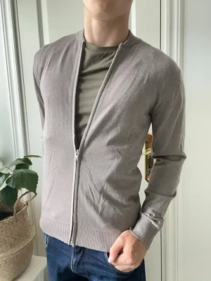 John Henric full zip  - John Henric full zip, 100% merino wool. Då den är väldigt mjuk och skön. Inga defekter och passar perfekt på modellen som är 180 cm 75 kg och bär storlek S. Kom med frågor ✌️