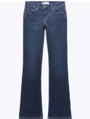 Blå flare lågmidjade jeans från Zara - Säljer jeans från Zara 🤍