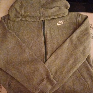 Grå nike hoodie - Tja! Säljer en grå nike zip hoodie eftersom att den inte passar mig längre. Jag har använt den typ 2 gånger och fick den i present för ca 2 månader sen. Den är i storlek L i barn men den passar XS. Pris kan diskuteras!