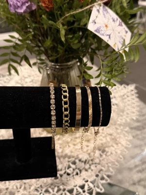 Guld Armband - Helt ny aldrig använd. Rostfritt ståo. Justerbar.