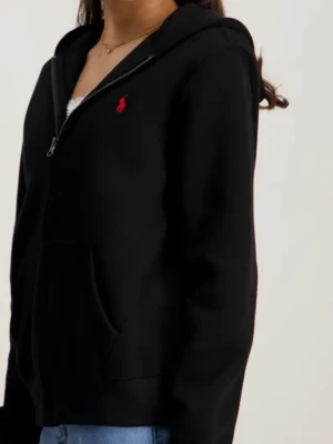 Svart hoodie från Polo Ralph Lauren - Klassisk svart hoodie med dragkedja från Polo Ralph Lauren. Har huva, fickor framtill och den ikoniska röda loggan broderad på bröstet. Tillverkad i mjukt bomullsmaterial som är perfekt för en avslappnad stil.