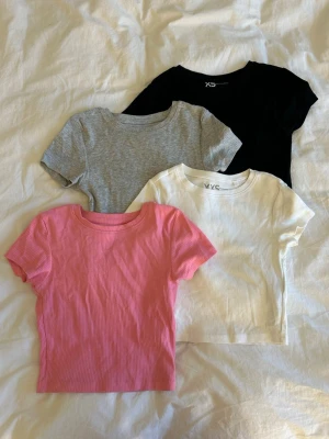 Baby tees / t-shirts - Säljer alla 4 baby tees för 100 kr. Strl XXS-XS, men alla passar XS. Alla endast använda enstaka gång. 