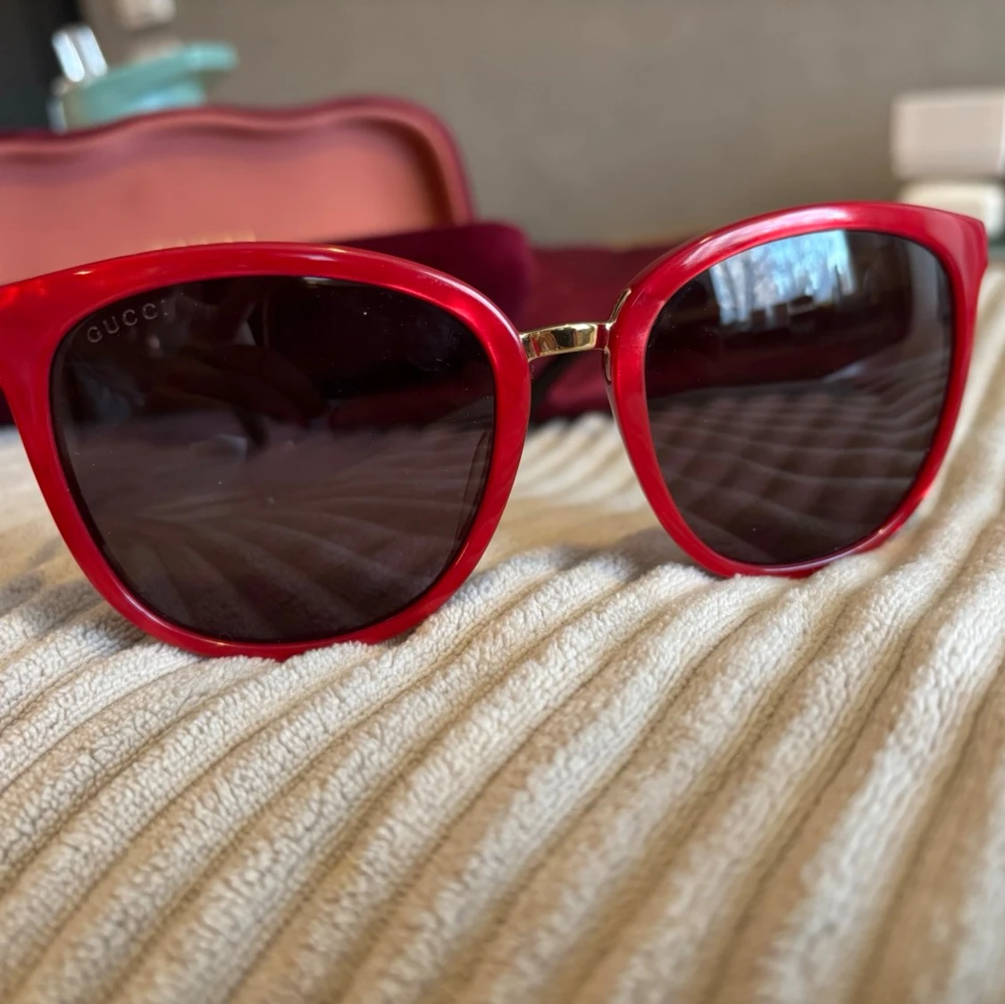 Röda Gucci solglasögon med gulddetaljer - 5