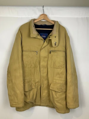 Herno Jacka  - Tja säljer en snygg beige jacka från Herno med krage och detaljer som dragkedjor och knappar framtill. Jackan är i väldigt fint skick och säljs för endast 1999kr. Nypris över 8000kr. Skriv vid frågor eller ifall du vill ha fler bilder.