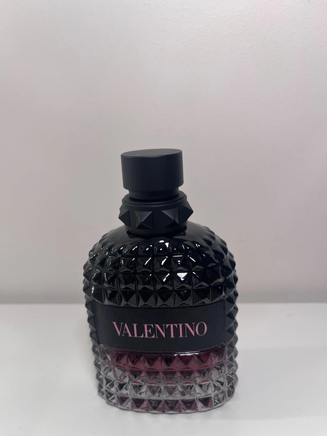 Valentino parfym med nitar