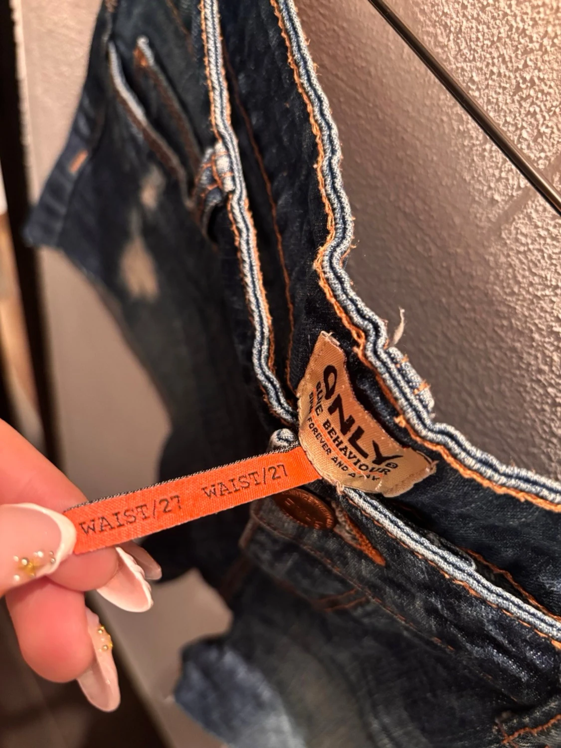 Snygga lågmidjade jeansshorts med slitningar - 4