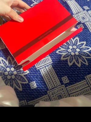 Svart bälte från Mario Valentino - Snyggt svart bälte från Mario Valentino. Perfekt accessoar för att lyfta din outfit med en stilren och klassisk look. Kommer i originalförpackning och med tagg kvar. Passar till både jeans och byxor.